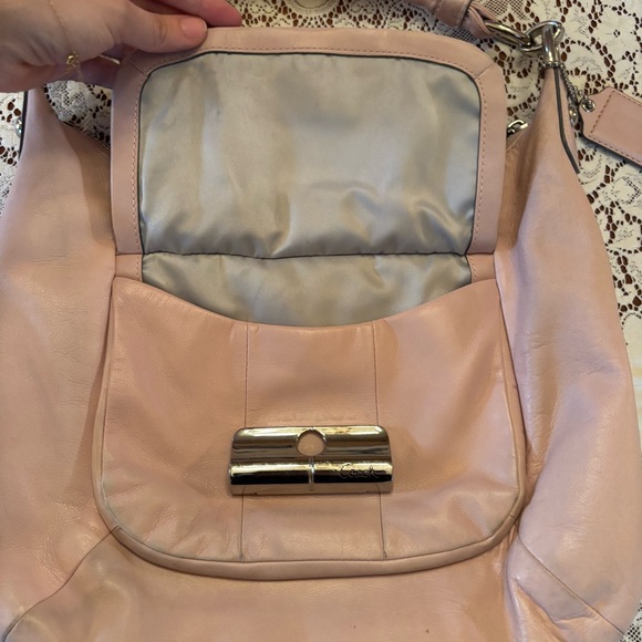 Baby pink leather coach shoulder bag - Picture 5 of 14